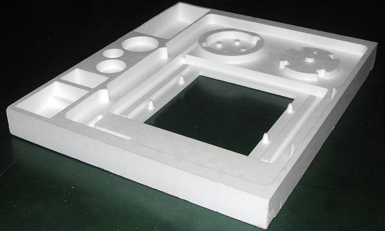 Base stampata in polistirolo espanso per l'imballaggio di un piano cottura, completo di accessori